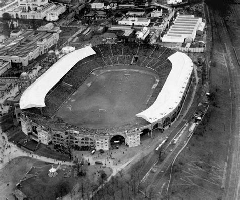 Het wembley stadion is het beroemdste voetbalstadion van het verenigd koninkrijk, en heeft een capaciteit van 90.000 bezoekers. The Black-And-White Years: 12 Fantastic Photos Of Vintage ...