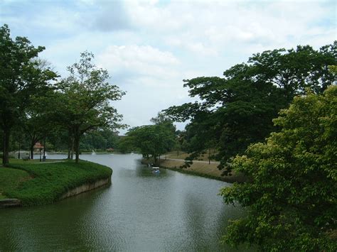 I'm a frequent visitor of kl lake gardens. Asisbiz KL Lake Gardens Taman Tasik Perdana Mar 2001 04
