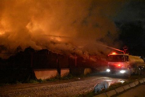 Adana'nın son dakika haberlerini verir. SON DAKİKA! Adana Yüreğir'deki yangın 2 gündür söndürülemiyor! Yüzlerce ton pamuk yandı!