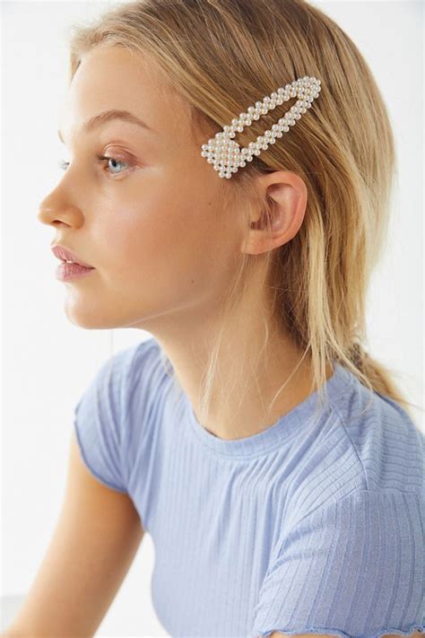 Six Ways To Wear Pearl Clips In Your Hair Poor Little It Girl Hair