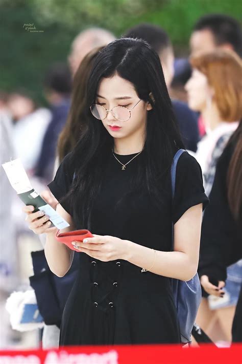 fans can t tell if this is a photo of blackpink jisoo or red velvet irene koreaboo