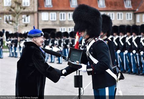 Ce sont des femmes et des hommes volontaires qui décident, en parallèle de leur vie. La reine de Danemark passe la garde royale en revue ...