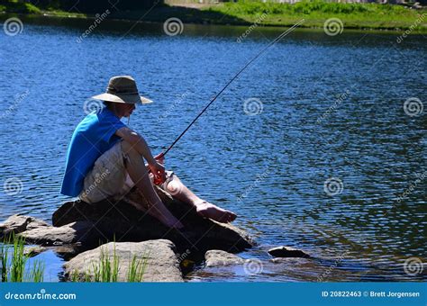 Pesca Del Adolescente En Un Lago Imagen De Archivo Imagen De