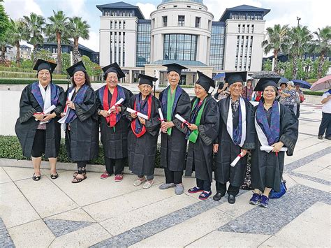 Fundada em 1981, a universidade de macau (um) é a única universidade abrangente pública de nível internacional em macau. 義工伴長者 參觀橫琴澳門大學校園 - 澳門力報官網