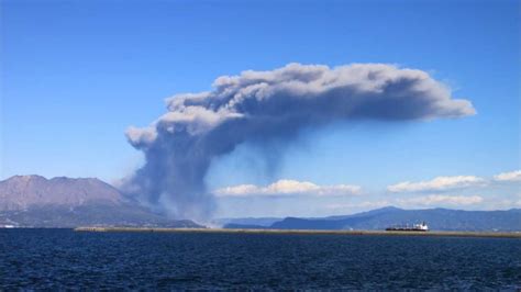現在、桜島は噴火警戒レベル３（入山規制）です。 桜島で噴火が発生した場合には、１３日２１時から２４時までは火口から西方向、１４日０９時から１２時までは火口から西方向に降灰が予想されます。 定時 降灰予報 （20:00発表）. 鹿児島 桜島昭和火口噴火 4倍速映像 - YouTube