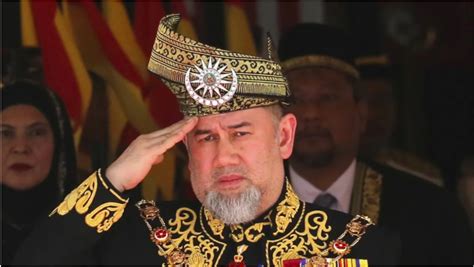 Untuk makluman, jawatan yang dipertuan agong di malaysia adalah mengikut sistem pengiliran setiap lima tahun sekali di antara sembilan pemerintah negeri melayu. Sultan Muhammad V letak jawatan Agong