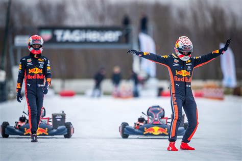 Max wears a white tank top with a black under shirt, as well as yellow shorts and a red backpack. Max Verstappen en Pierre Gasly racen in karts op ijs.