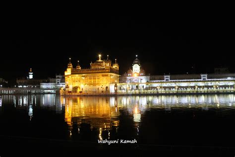 Mereka mengelilingi kitab dengan khidmat. MENGENAL TRADISI KIRTAN KAUM SIKH DI GOLDEN TEMPLE AMRITSAR