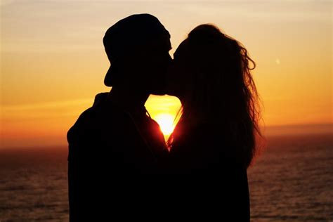 couple kissing in front of sunset jesse redheart photography people and figures love