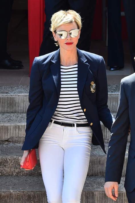 De son côté, charlène de monaco pourrait être élue la princesse la plus rock et fun de la décennie tant ses originalités stylistiques et capillaires nous épatent. Charlène de Monaco, très chic en pantalon blanc, lunettes ...