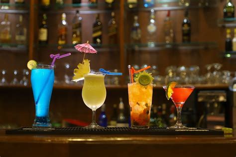 Per te che sei un amante del buon bere, ho voluto racchiudere in questo articolo i miei 20 migliori cocktail bar di roma. Cocktail famosi più bevuti e i migliori set per preparali ...