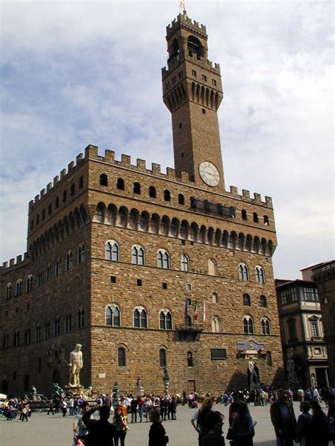 Proprio con l'aspetto di un attento gigante, palazzo vecchio domina piazza della signoria a firenze, e con il suo imponente campanile, la torre. Residenze fiorentine: visita a Palazzo Vecchio