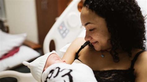 Madre Joven Sostiene Con Emoción A Su Bebé Pese A Que Todos Le
