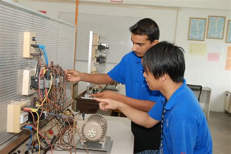Successful candidates are awarded the degree of bachelor of science (b.s.) in electrical and electronic engineering at the end of the fourth year. Courses @ Kolej TAFE Seremban: Diploma