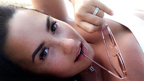 Demi Lovato Goes Makeup Free In Bikini Selfie Love Your Body The Way