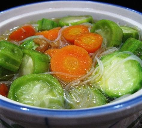 Masukkan oyong, kemudian masak hingga mendidih. Resep Sup Oyong - GULANGGULING.COM