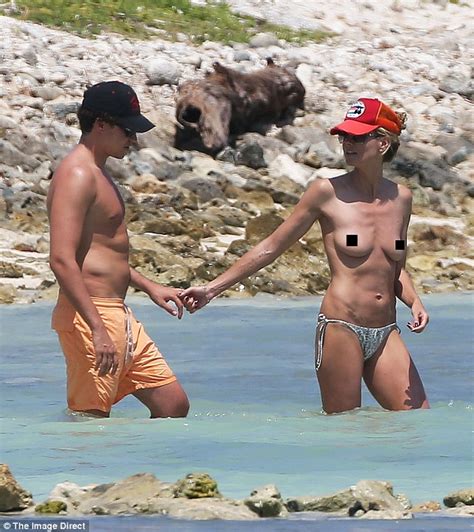 Heidi Klum 43 Says She Ll Go Topless On Beach At 60 Daily Mail Online