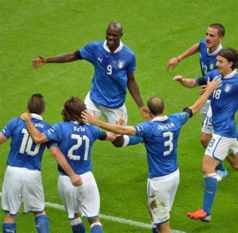 Europameister wurde die spanische nationalmannschaft, die italien im endspiel in kiew mit 4:0 besiegte. Fußball-EM: Monti drückt Squadra Azzurra im Finale die ...