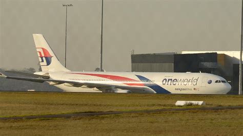 malaysia airlines plane makes emergency landing at melbourne airport herald sun