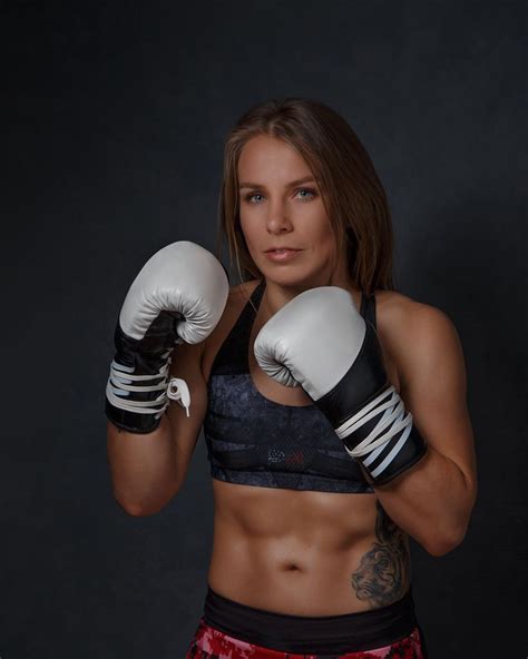 Pin By Creyzy On Boxing Girls Female Boxers Women Boxing Boxing Girl