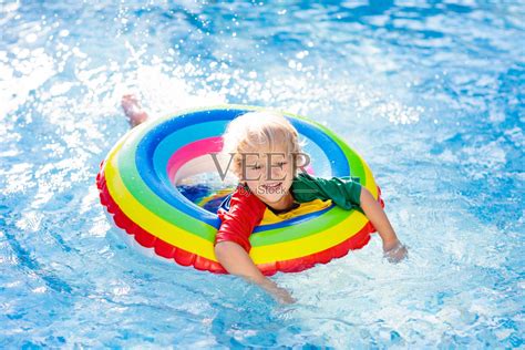 孩子在游泳池里的玩具圈上。孩子们游泳。照片摄影图片 id 338732157 veer图库