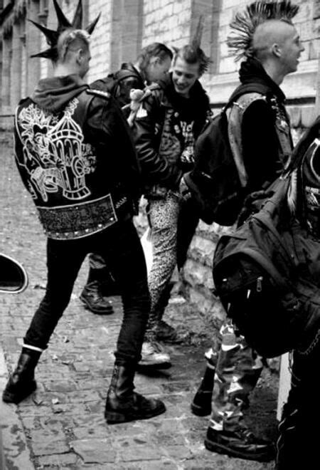 A Punk Gang Having Laughs Ropa De Moda Hombre Moda Rockera Ropa