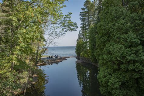 A background image with an aspect ratio of 16:9 and minimum resolution of 1280 by 720 pixels. Zoom Backgrounds - Glensheen