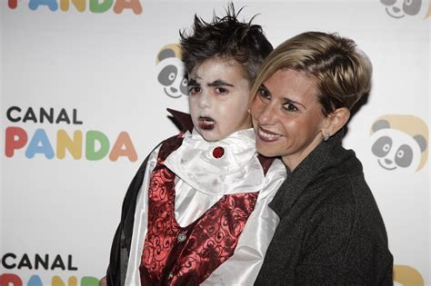A dada altura, a cantora brincou com o casal, recordando a saída de zé lopes da sic. Caras conhecidas celebram Halloween com os filhos ...