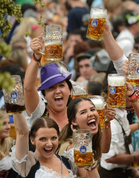 Fewer Guests Drink More Beer At Oktoberfest Opening Weekend Der Spiegel