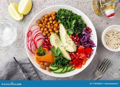 Ensalada Del Plato De Almuerzo Con Garbanzos Asados Aguacate Kale