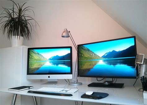 A 28 inch monitor offers you the kind of large screen, high quality resolution viewing that one could only dream about just a few years ago. 27inch iMac vs 32inch BenQ BL3201PT — David Airey