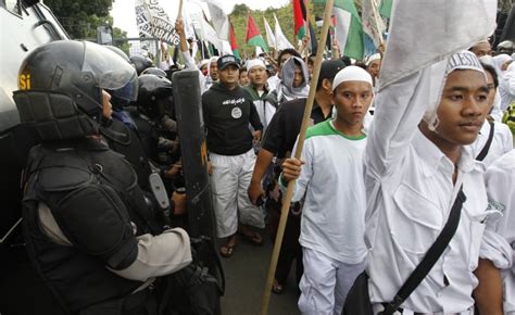 The Rise Of Islamic Hard Liners Is Indonesia Turning Into Pakistan