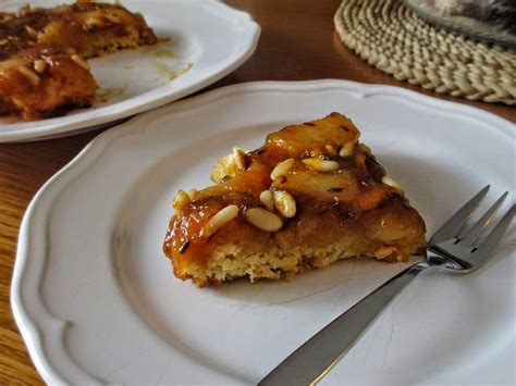 La tarte tatin è una torta di mele capovolta, tipica della francia, in cui le mele sono caramellate in burro e zucchero prima della cottura della torta. tarte tatin arancia pesche bianche e pinoli ….al profumo ...
