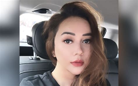Potret Aura Kasih Selfie Cantik Di Mobil Bikin Salfok Netizen Kinclong Amat Teh