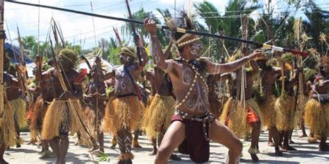 Alat musik hasapi merupakan alat musik petik khas tradisional batak. Anbeday: Budaya, Makanan, dan Ciri Khas Kota Manokwari, Papua Barat