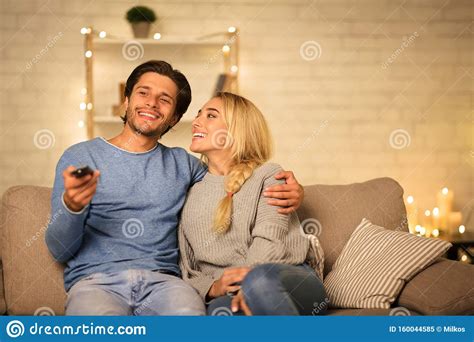 Junge Paare Schauen Abends Auf Dem Sofa Fern Stockbild Bild Von Freund Feier 160044585