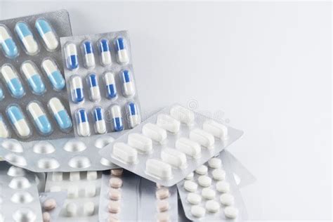 Cartonagem De Diferentes Comprimidos Medicamentos Comprimidos Empilhados Sobre Fundo Branco