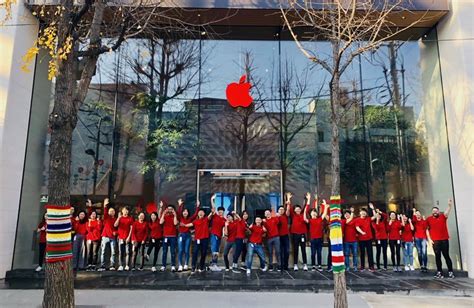 Apple Retail Stores Around The World Now Featuring Red Logos For World