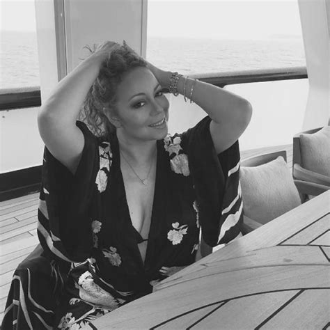 Pop Minute Mariah Carey Bikini Cleavage Boat Photos Photo 1