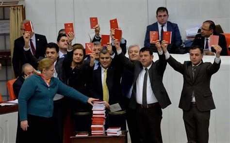 CHPli vekillerden Anayasa kitapçığıyla protesto Son dakika haberleri
