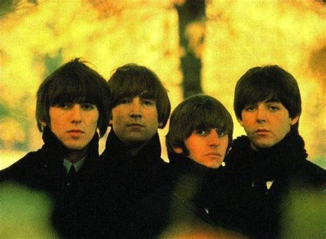 Jaqueta de couro icônica dos Beatles será leiloada Relembre o estilo da banda GQ Estilo