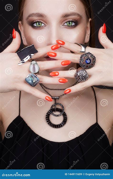 mani del ` s della donna con gli anelli dei gioielli bella ragazza immagine stock immagine di