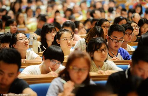 3500 Chinese University Students Take Same Lesson To Prepare For