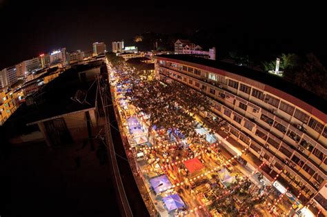 In all these years, this market is providing business to more than hundreds of vendors and shopkeepers. Sticky Rice Travel - Photostream: Gaya Street, Kota Kinabalu