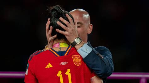Luis Rubiales Spaniens Fu Ballchef Tritt Nach Kuss Skandal Zur Ck Hot