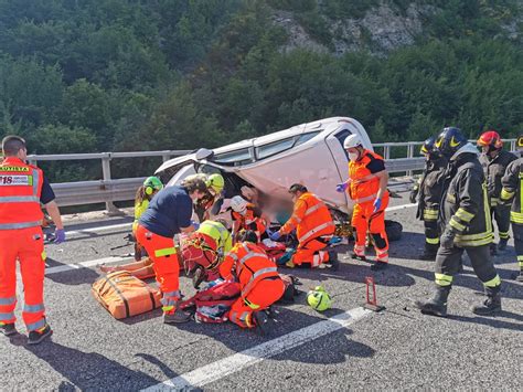 Incidente Mortale Sull A Scontro Frontale Tra Un Auto Ed Un Tir FOTO VIDEO Abruzzo Cityrumors
