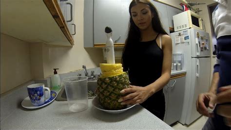 How To Clean A Fresh Pineapple Cum Se Curata Un Ananas Youtube