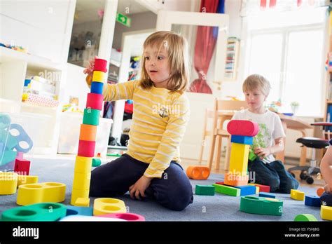 Schweden Kinder Spielen Im Kindergarten Stockfotografie Alamy