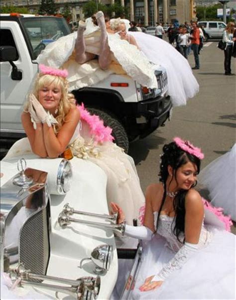 Black Rose 俄罗斯街头新娘游行 已婚女子重温结婚瞬间