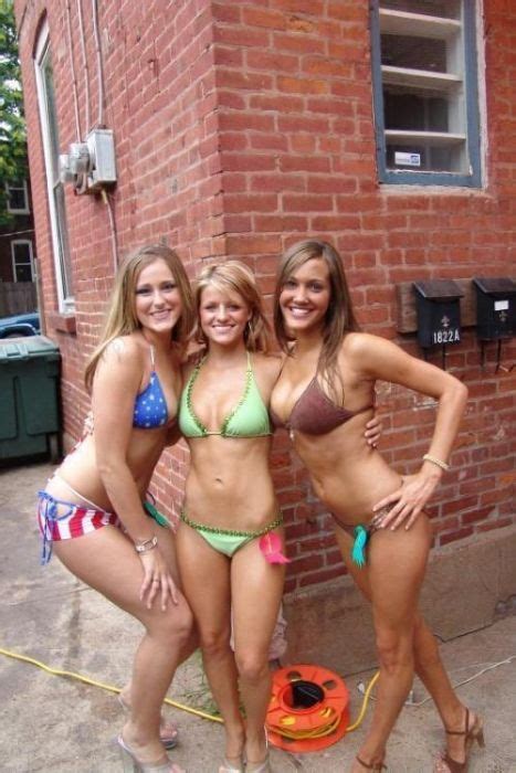 Nackte bikini mädchen bilder Nackte Mädchen und ihre Muschis